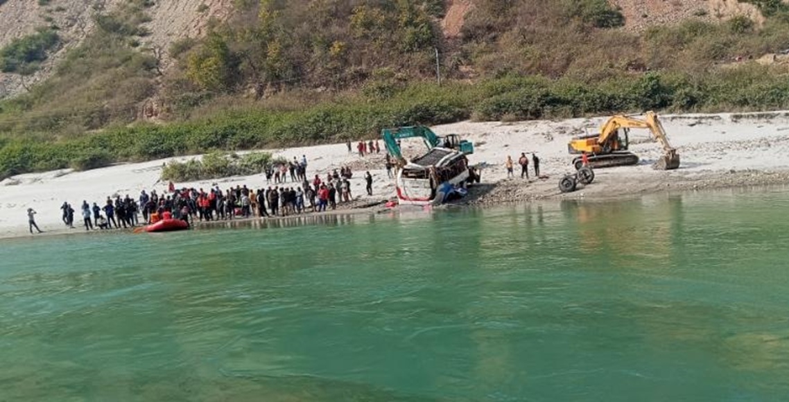 तामाकोशीमा बस दुर्घटना : १२ मध्ये ११ जनाको