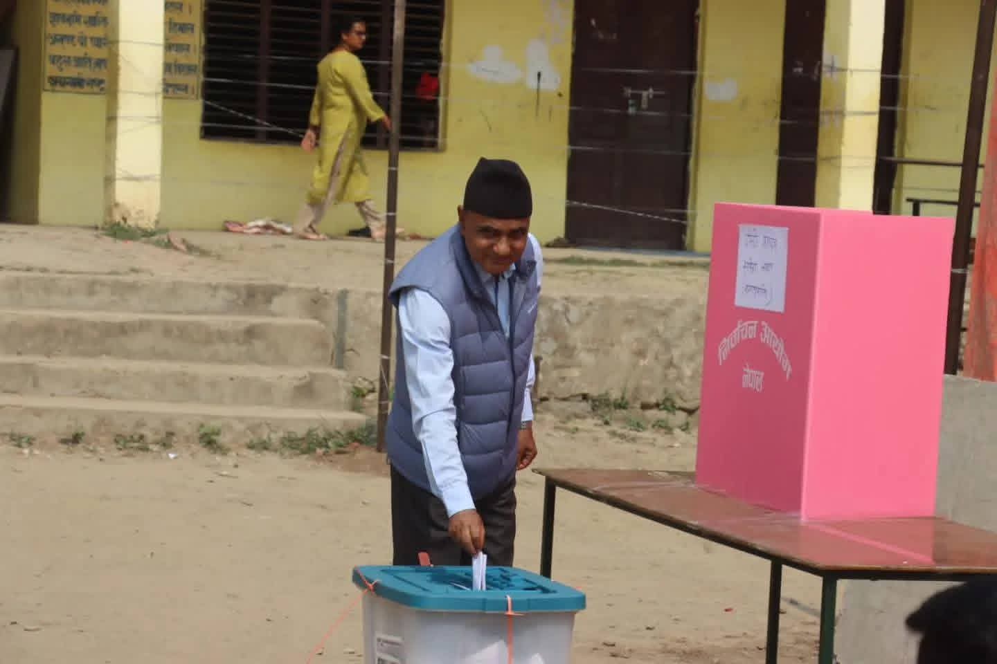 कर्णाली प्रदेशका मुख्यमन्त्री यामलाल कँडेलले गरे मतदान