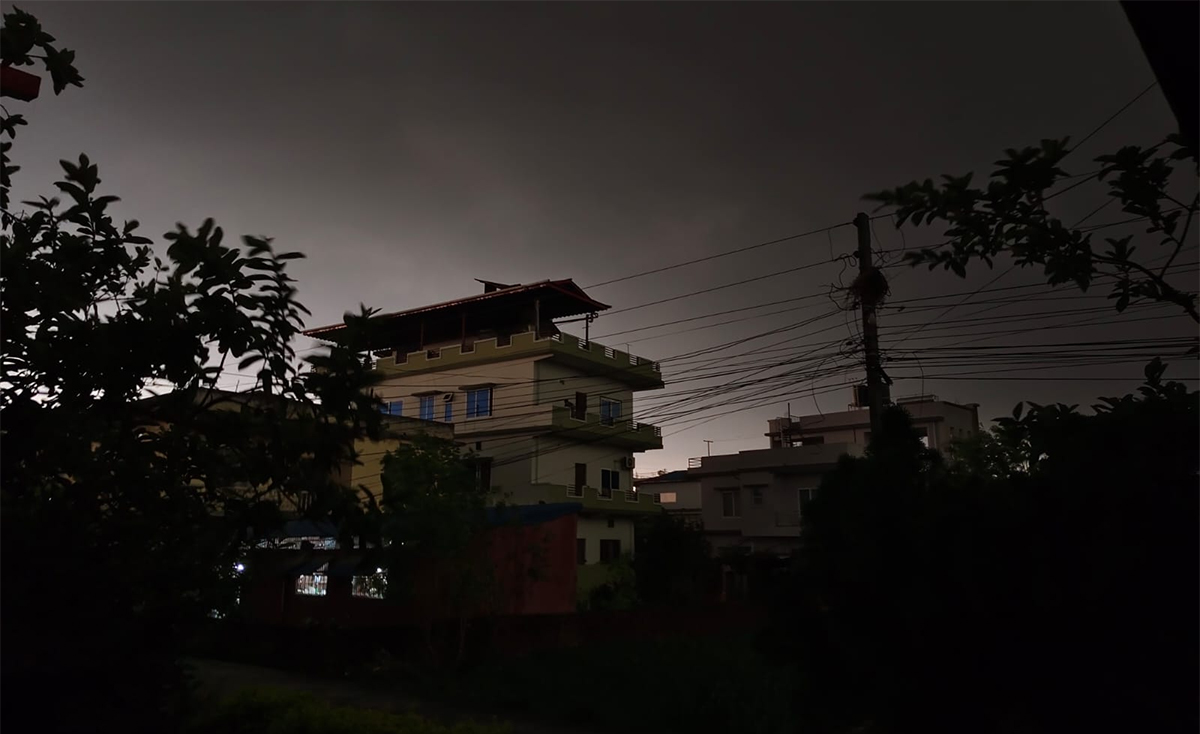 विराटनगरमा मध्याह्नमै अँध्यारो, हावाहुरीसहित ‘ठूलो’ वर्षा