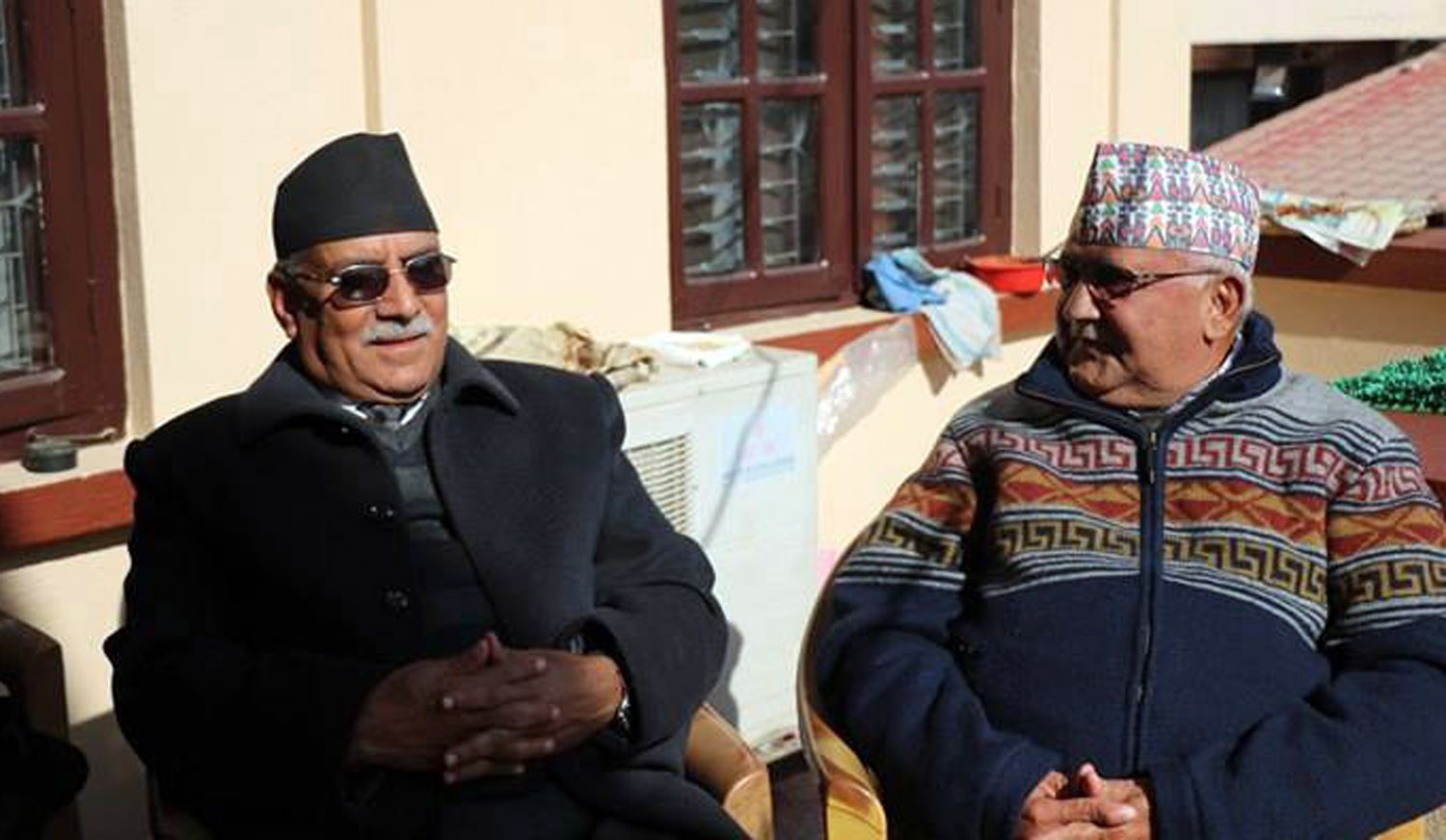 एमाले अध्यक्ष ओली र नेकपा संयोजक प्रचण्डबीच भेटवार्ता