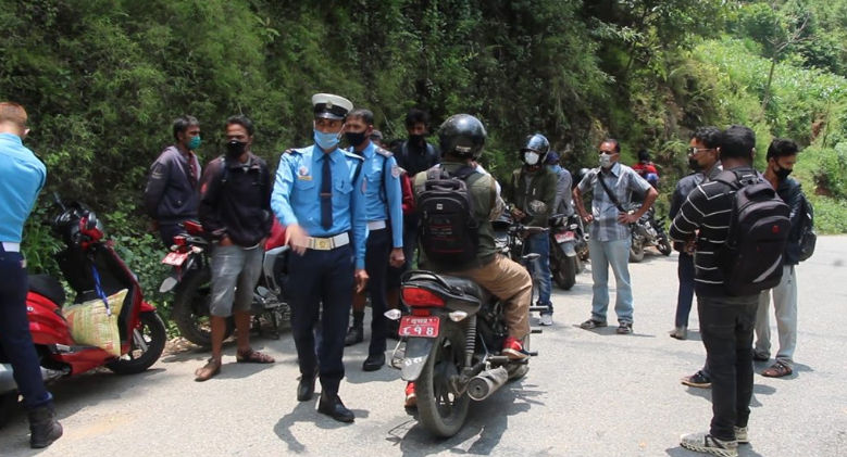 दुई हजार ४ सय ९२ जना ट्राफिक कारबाहीमा