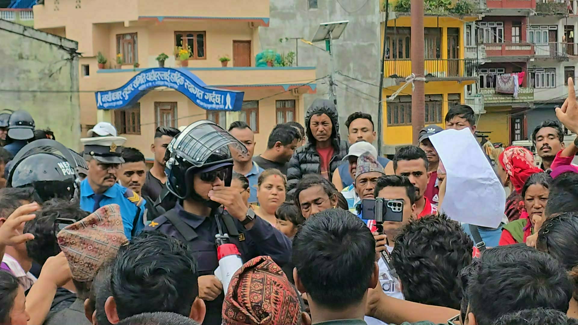 बाह्रबिसेमा हाइड्रो परियोजनाको असरः घर चर्किए, स्थानीयले दिए कडा आन्दोलनको चेतावनी