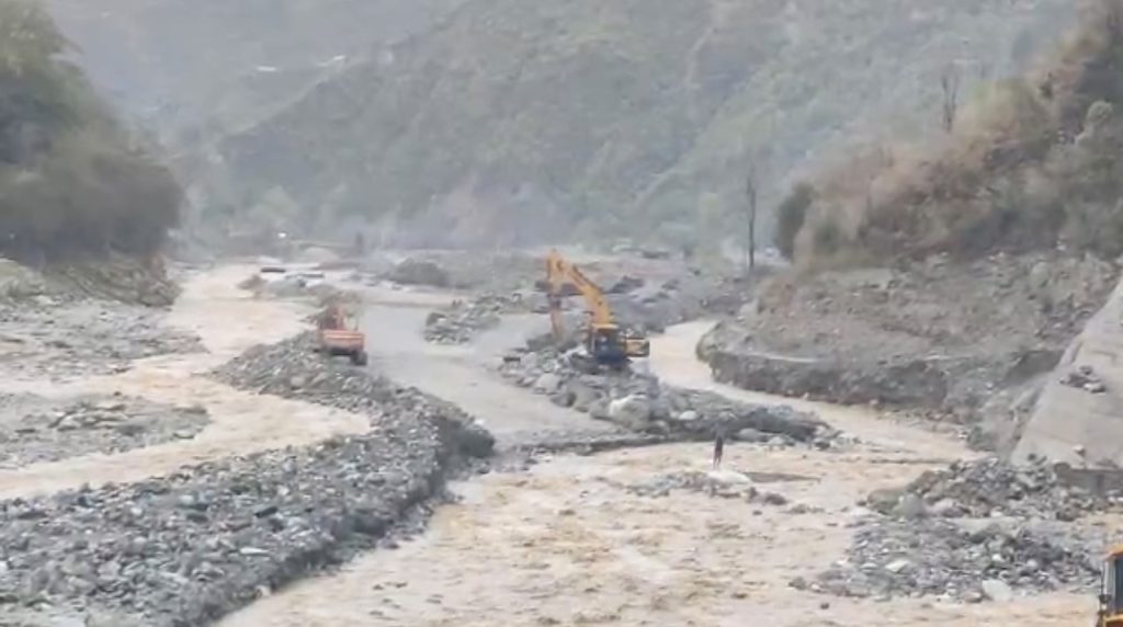 बाढीको जोखिम बढेपछि बीपी राजमार्ग पुनः अवरुद्ध