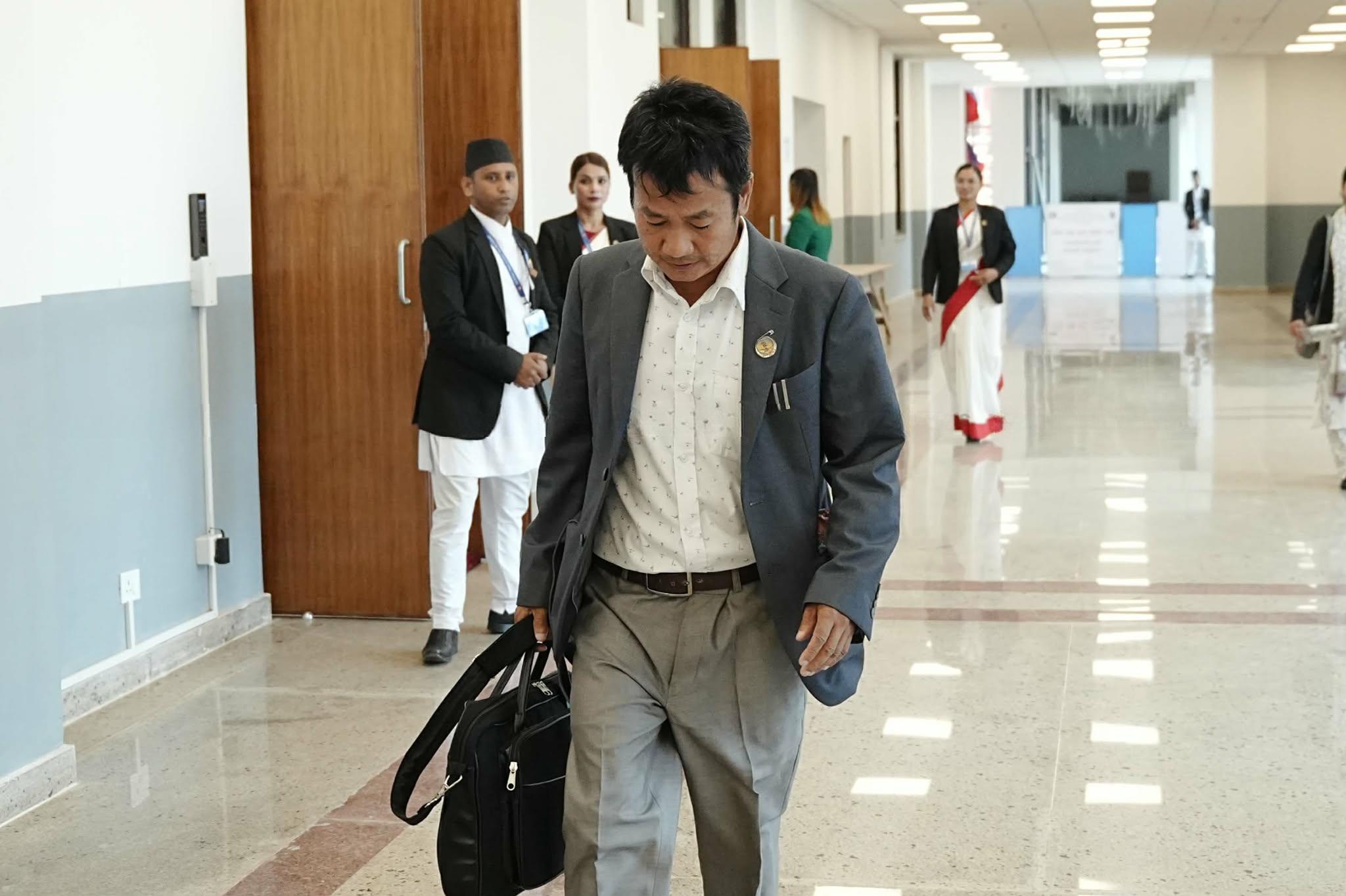 संसद बैठकबाट निस्किए हर्क साम्पाङ