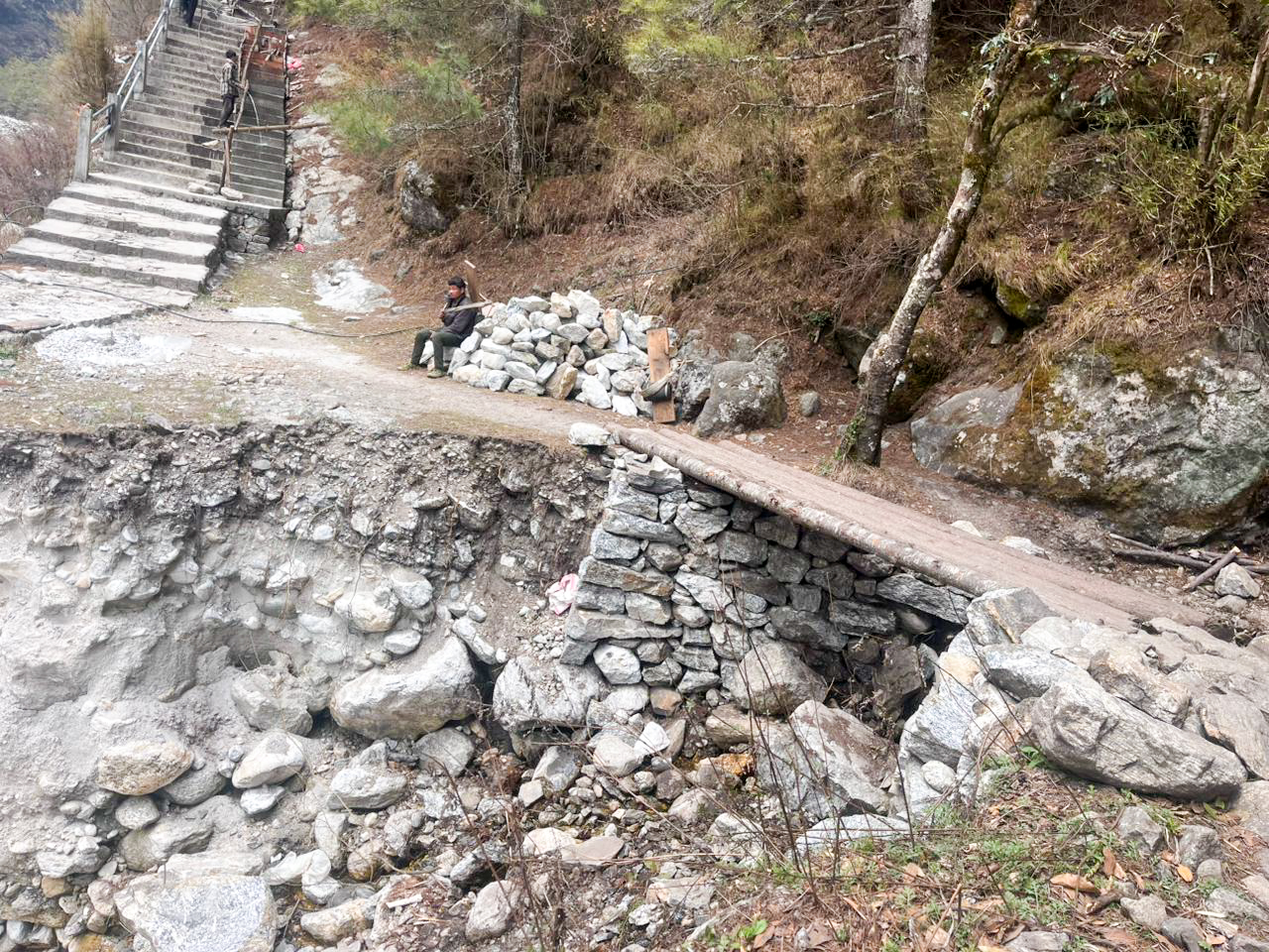 थामे बाढीले क्षति पुर्‍याएको सगरमाथा पदमार्ग पुनर्निर्माण हुँदै