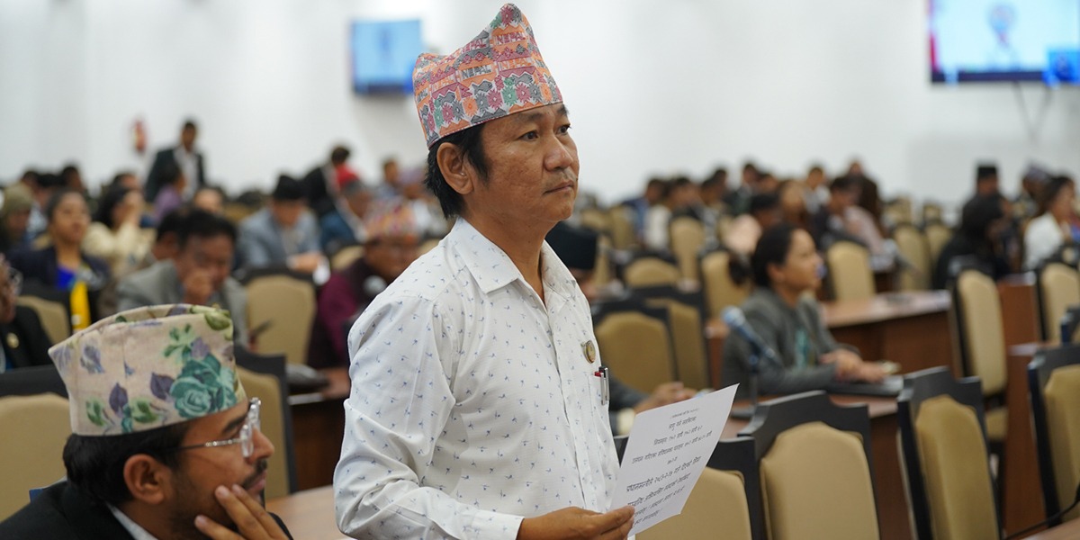 हर्क साम्पाङले आज पनि संसदमा देखाए प्लेकार्ड