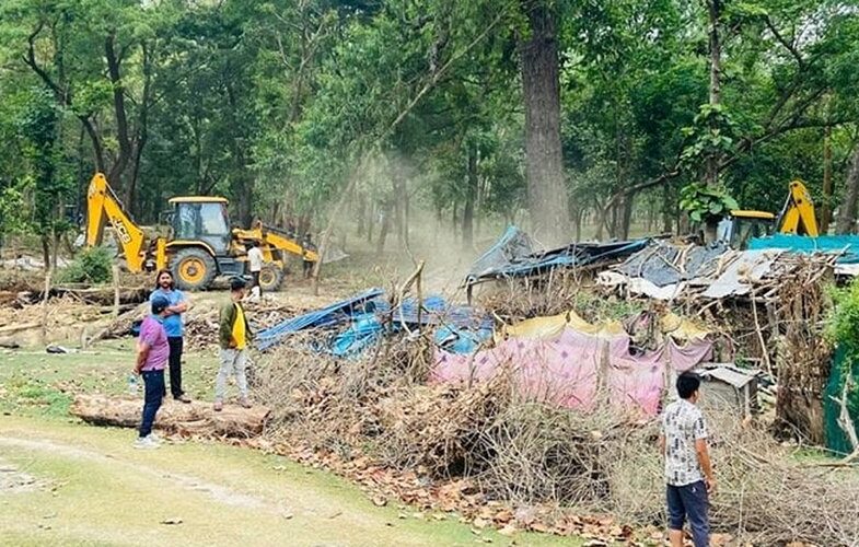 कैलालीमा वन अतिक्रमण हटाइयो, ४७ संरचना भत्काइए