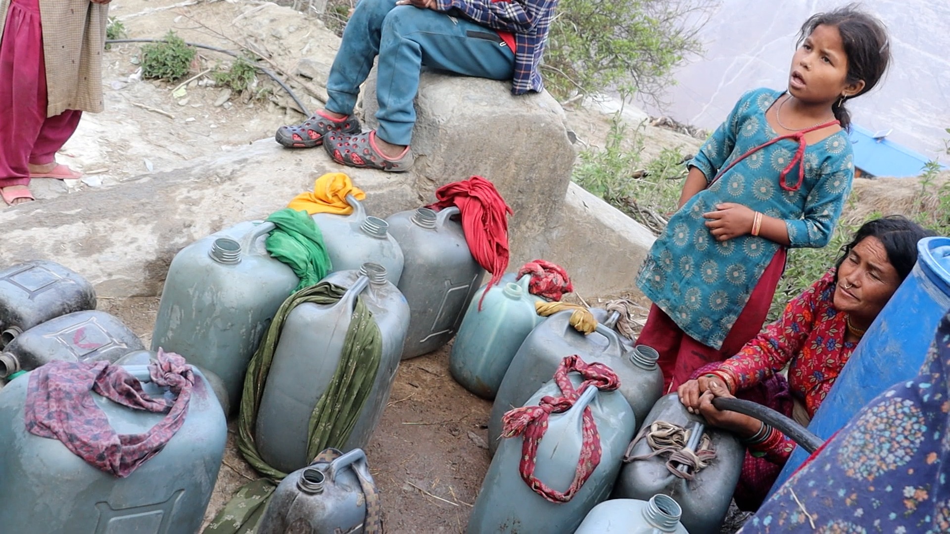 मुगुको सोरुमा खानेपानीको चरम संकट, रातभर लाइन बसेर धमिलो पानी भर्न बाध्य छन् स्थानीय