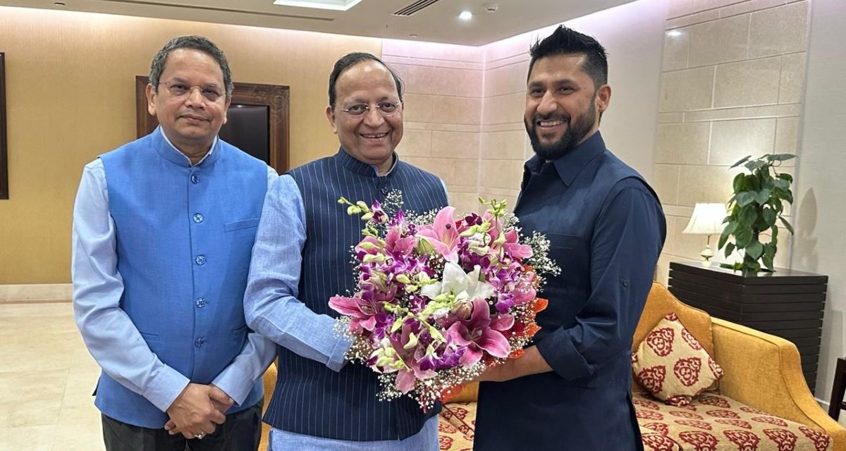 भाजपा अध्यक्ष नितिनसँग भेटवार्ता गर्दै रवि लामिछाने
