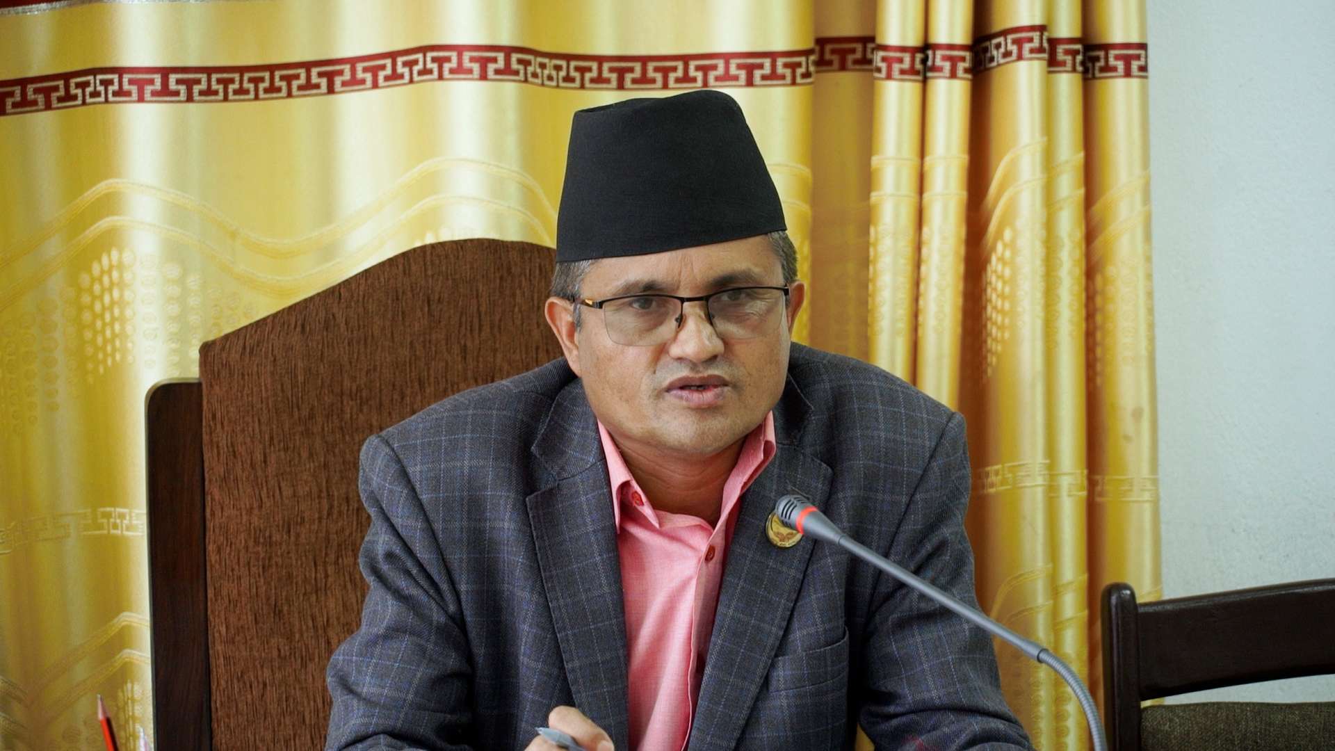 एमाले शीर्ष नेताहरुप्रति सूर्य थापाको कटाक्ष– फेसबुक वाल रंगाउनु जरूरी छैन, संयमित बनौँ
