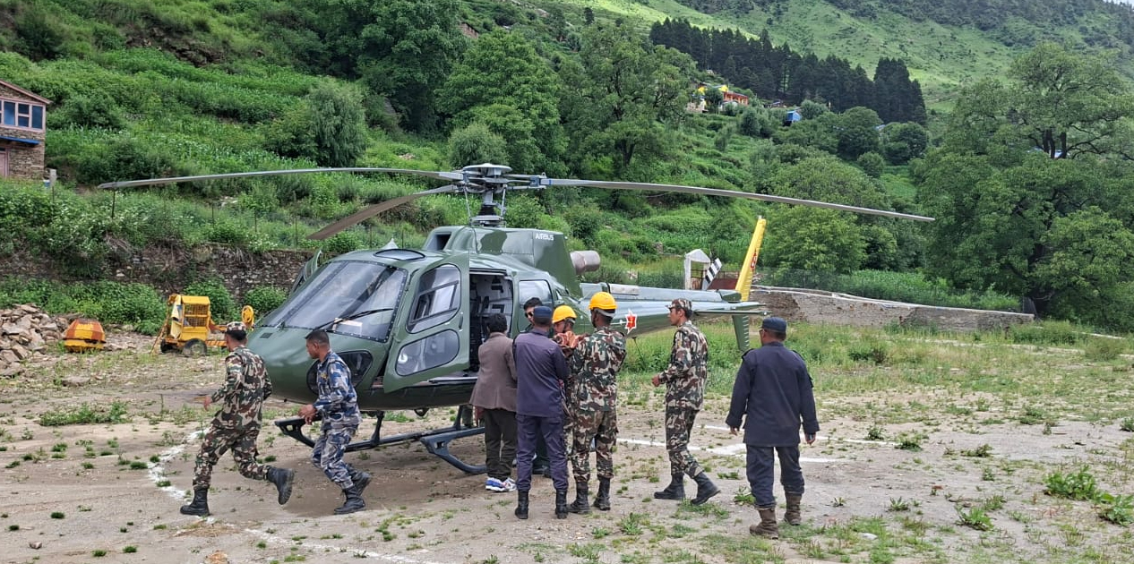 डोल्पा बाढीमा घाइतेको हेलिकप्टरबाट उद्धार