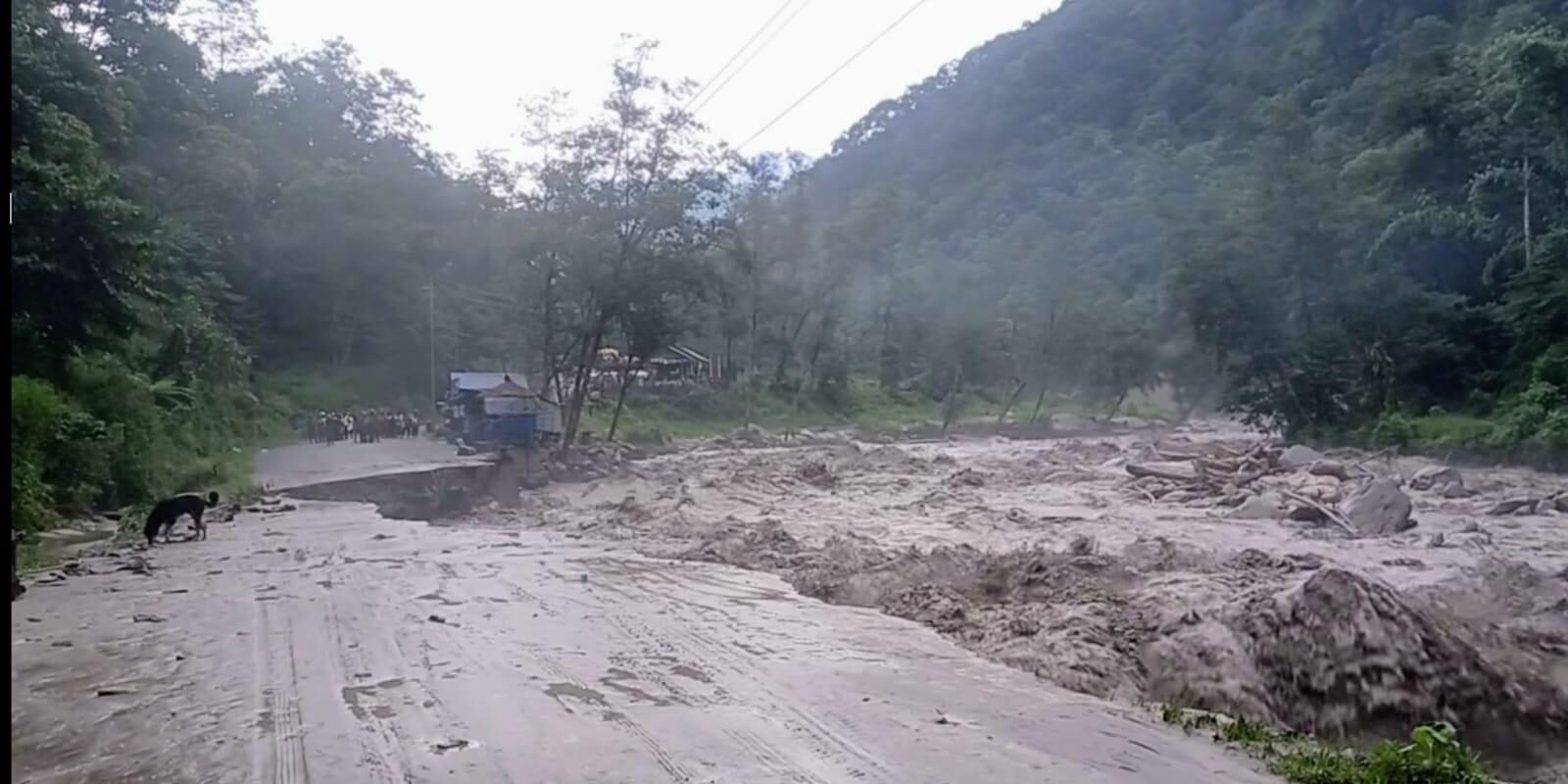 मोदी खोलाले सडक बगाउँदा घान्द्रुकमा पर्यटक अलपत्र