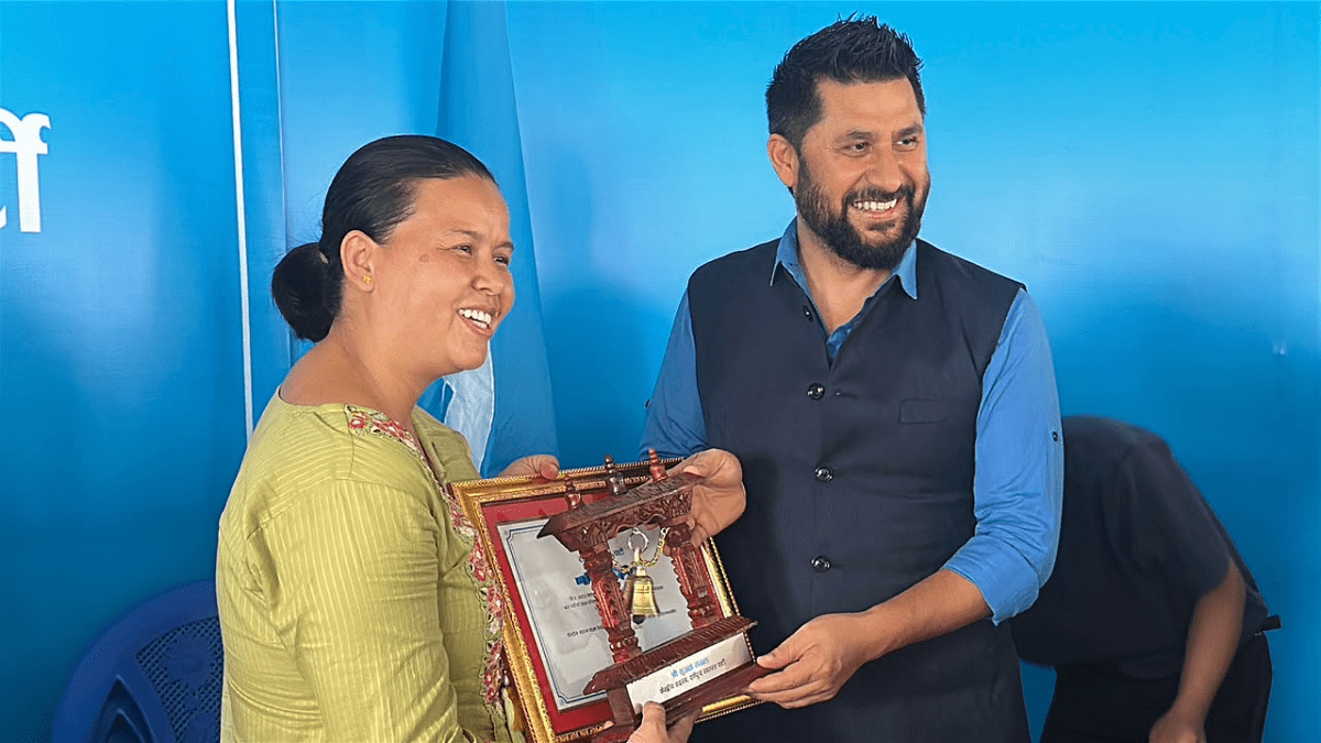 नवनिर्वाचित केन्द्रीय सदस्यलाई शपथ गराएर सभापति रविले दिए घण्टी उपहार