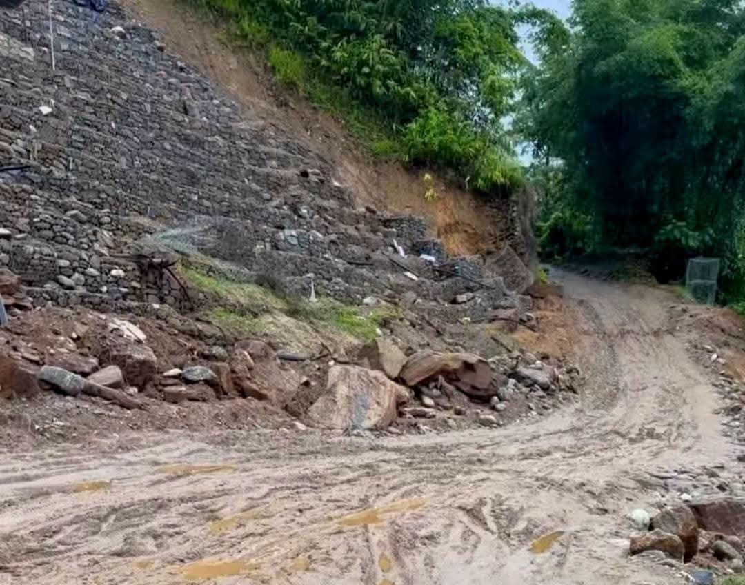 मेची राजमार्ग अवरुद्ध : निरन्तर जमिन भासिँदै, पूर्वाधारमन्त्री लम्सालको निर्देशन कागजमै सीमित