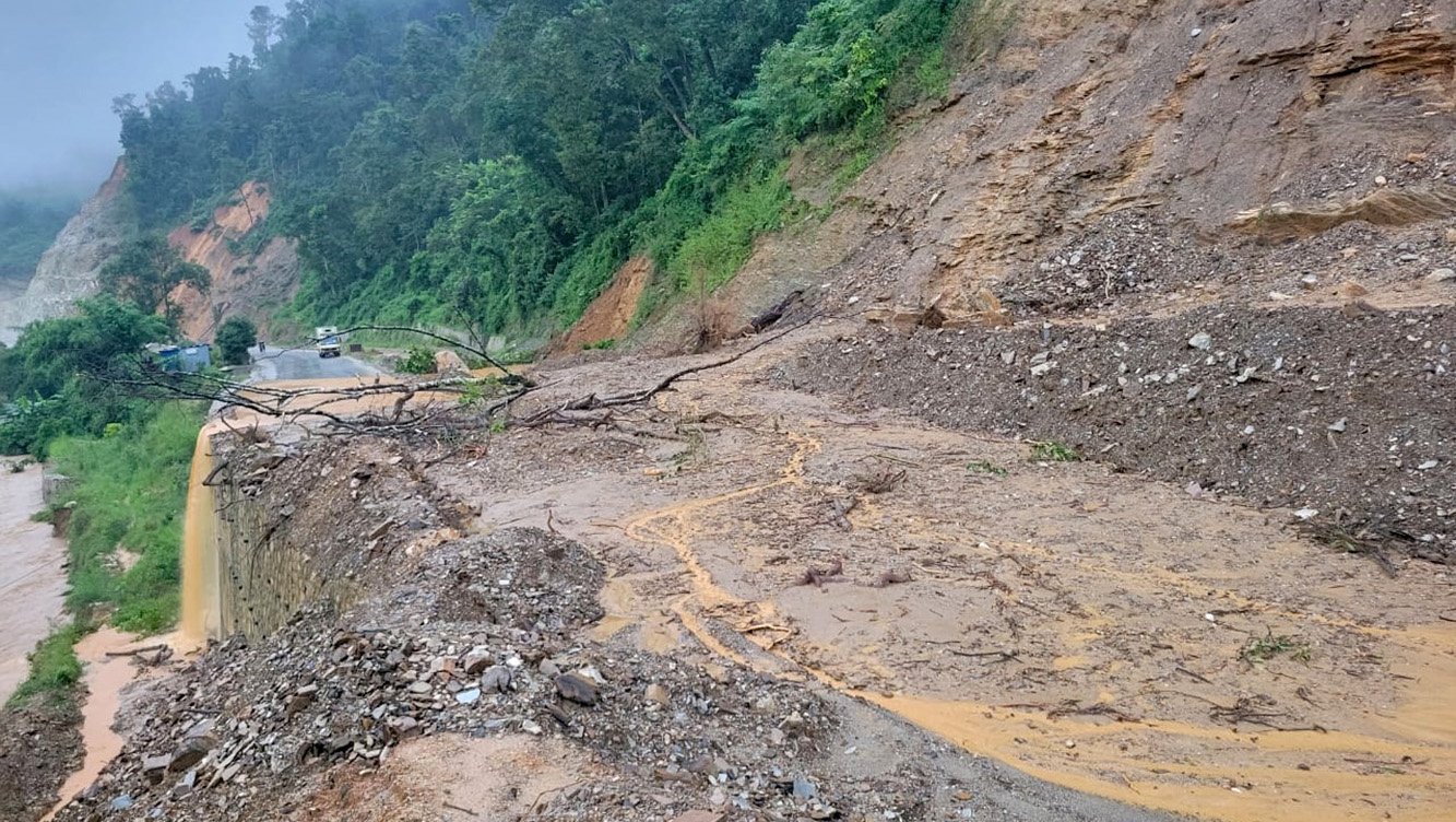 बाढीपहिरोका कारण देशका विभिन्न राजमार्ग अवरुद्ध