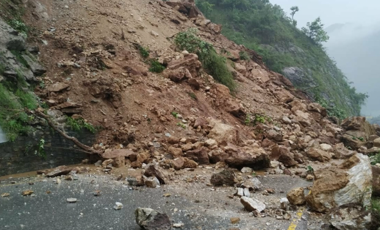वर्षाका कारण देशका विभिन्न राजमार्गहरू अवरुद्ध
