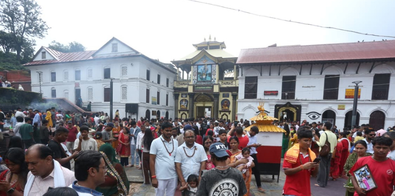 पशुपतिनाथलगायत देशभरका शिवालयमा भक्तजनको लर्को