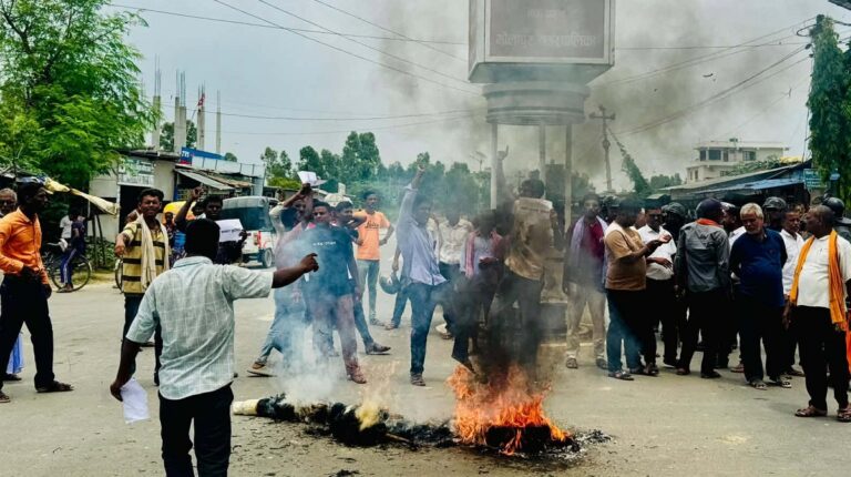 रौतहटमा प्रधानमन्त्री बालेनको पुतला दहन