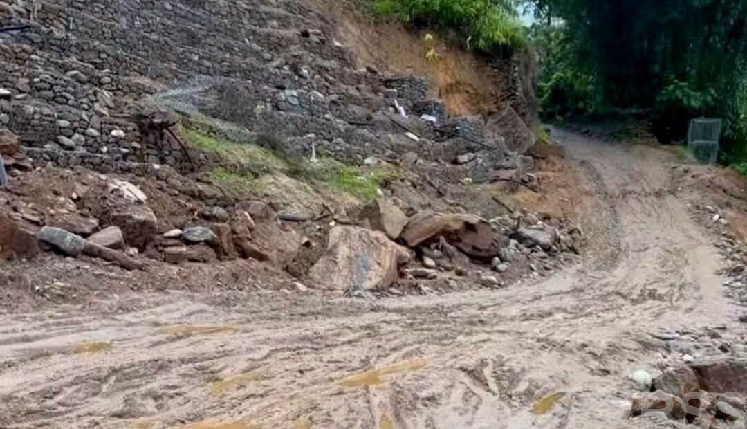 मेची राजमार्गको राजदुवाली खण्ड भासियो, यातायात अवरुद्ध