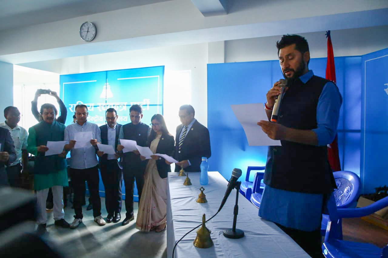 रास्वपाका तीनजना केन्द्रीय सदस्यको शपथ रोकियो