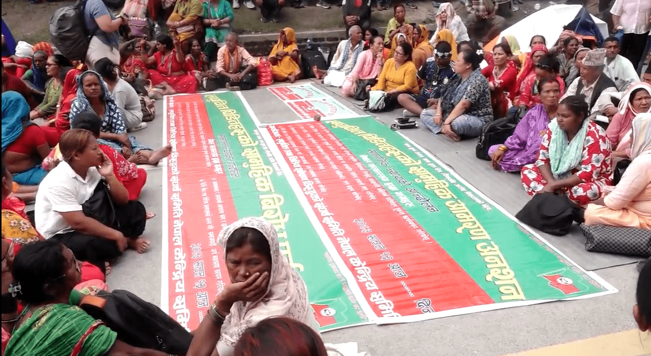 माइतीघरमा लघुवित्त पीडितको सामूहिक अनसन