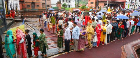 साउने संक्रान्ति : पशुपतिनाथमा बिहानैदेखि भक्तजनको घुइँचो