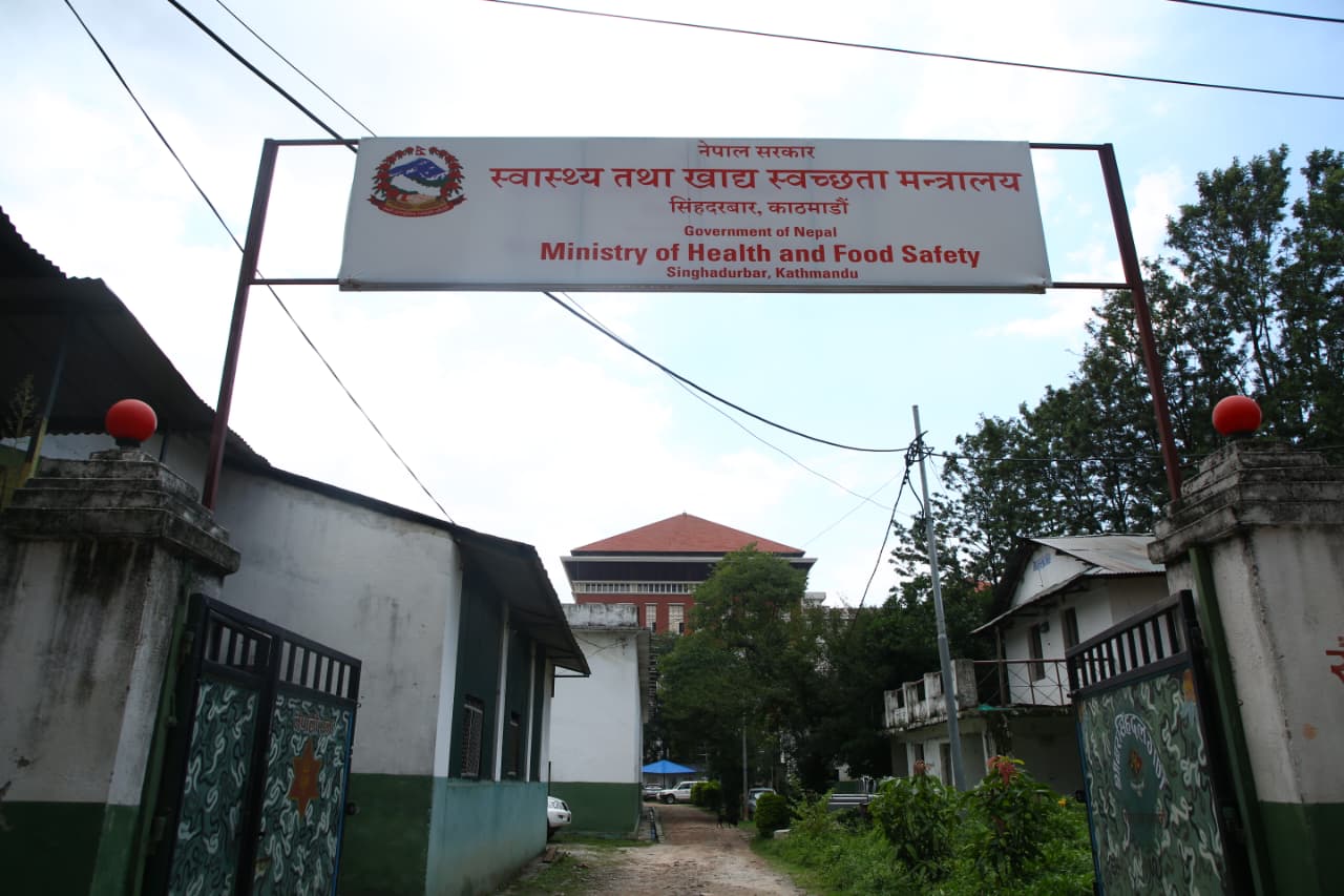 ६० दिनसम्म कार्यालय नआएका २३ स्वास्थ्यकर्मीसँग मन्त्रालयले माग्यो स्पष्टीकरण