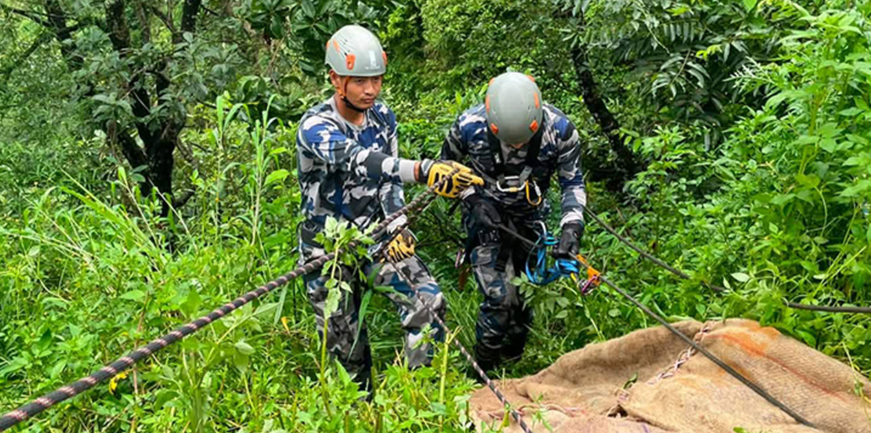 पर्वतमा भिरबाट खसेका व्यक्तिको शव १३० मिटर तलबाट उद्धार