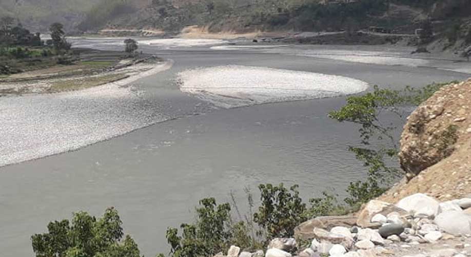 भेरी नदीमा जीप खस्यो, उद्धारका लागि प्रहरी परिचालन