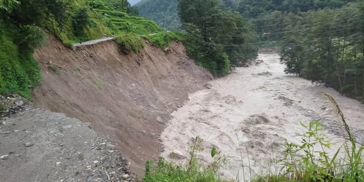 सेनाको सहयोगमा बाढीले बगाएको वीरेठाँटी–घान्द्रुक सडक पुनर्निर्माण गरिँदै