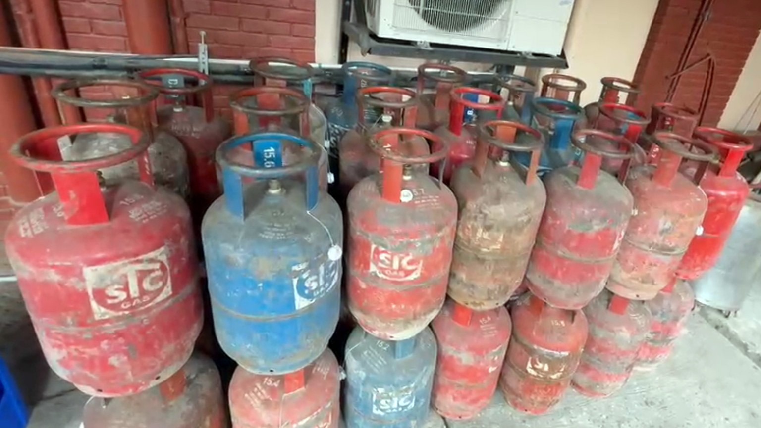 रेडिसन होटलमा छापा, १८४ सिलिन्डर ग्यास फेला