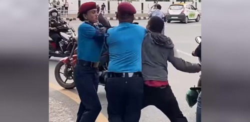 आकाशे पुलबाट बाटो काट्न आग्रह गर्दा महिला प्रहरीमाथि हातपात, युवक पक्राउ