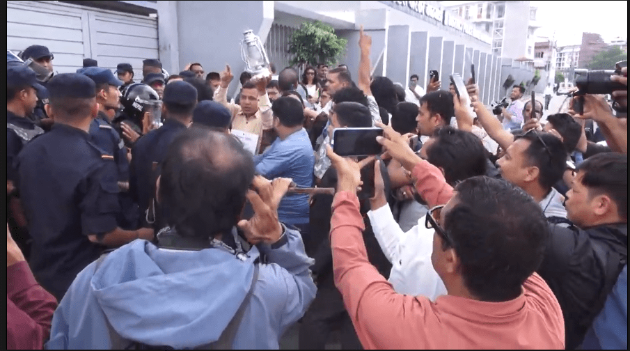 पत्रकार किशोर श्रेष्ठसंग परिवार र वकिललाई समेत प्रहरीले भेट्न दिएन