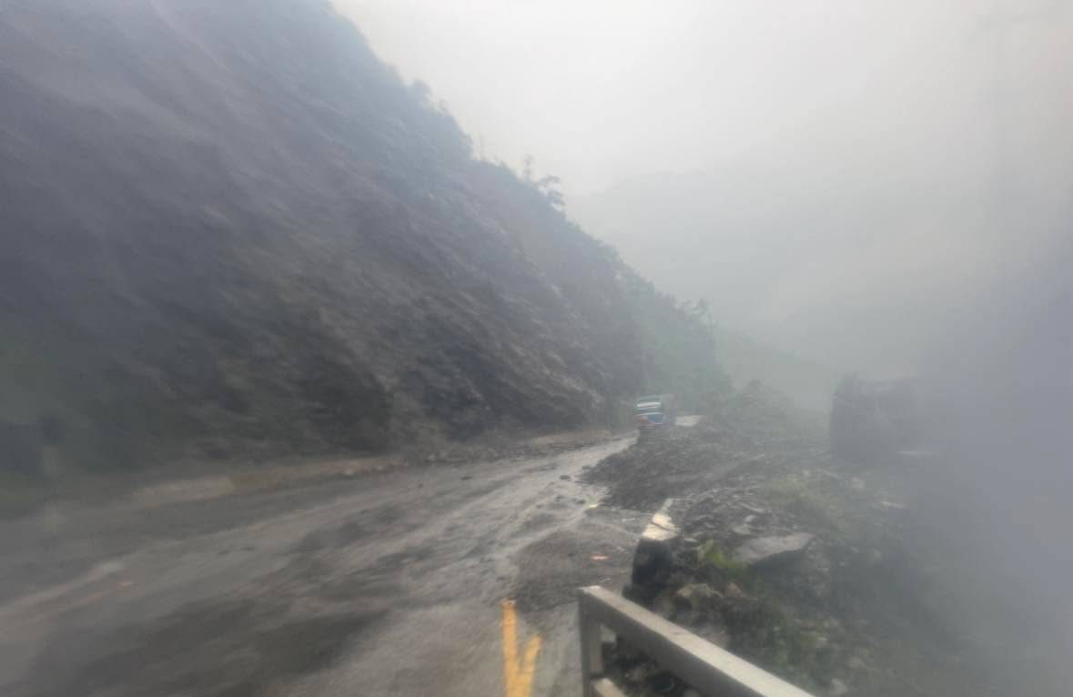 काठमाडौं–मुग्लिङ सडकखण्ड दुईतर्फी अवरुद्ध