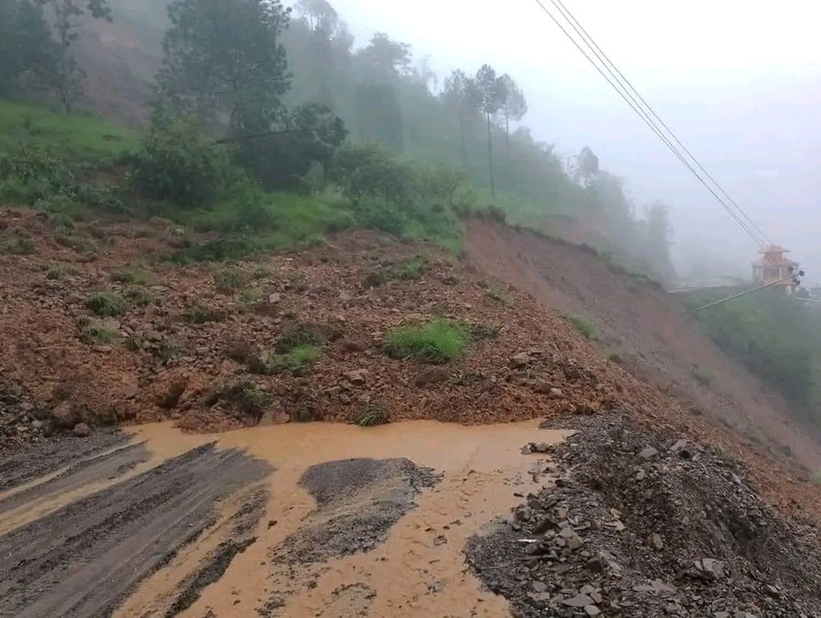 बाढीपहिरोले देशका विभिन्न राजमार्ग अवरुद्ध