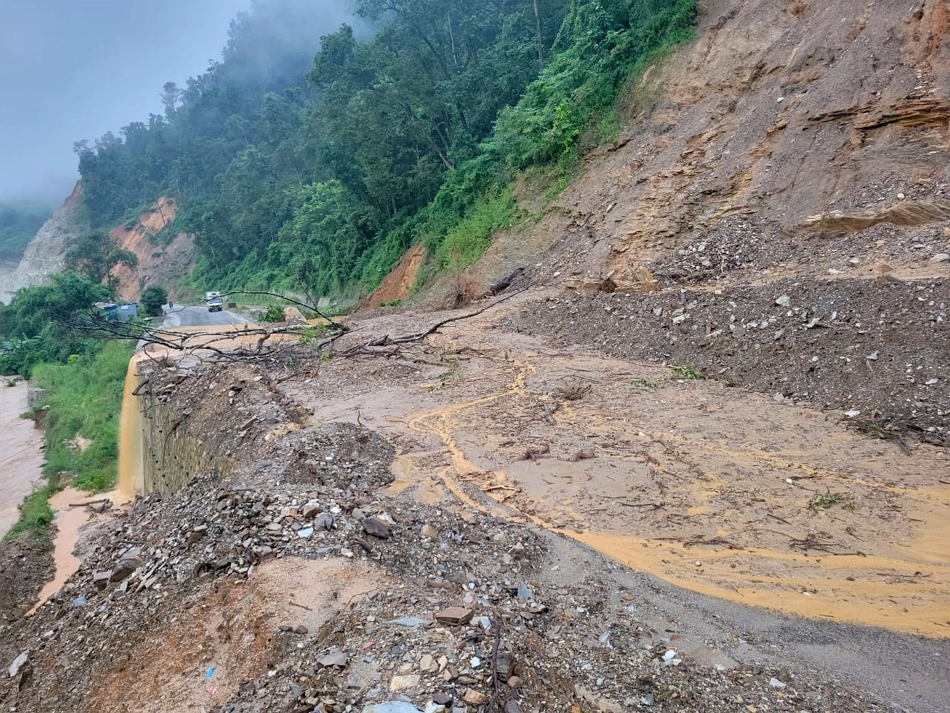वर्षा र पहिरोका कारण अवरुद्ध छन् यी राजमार्ग