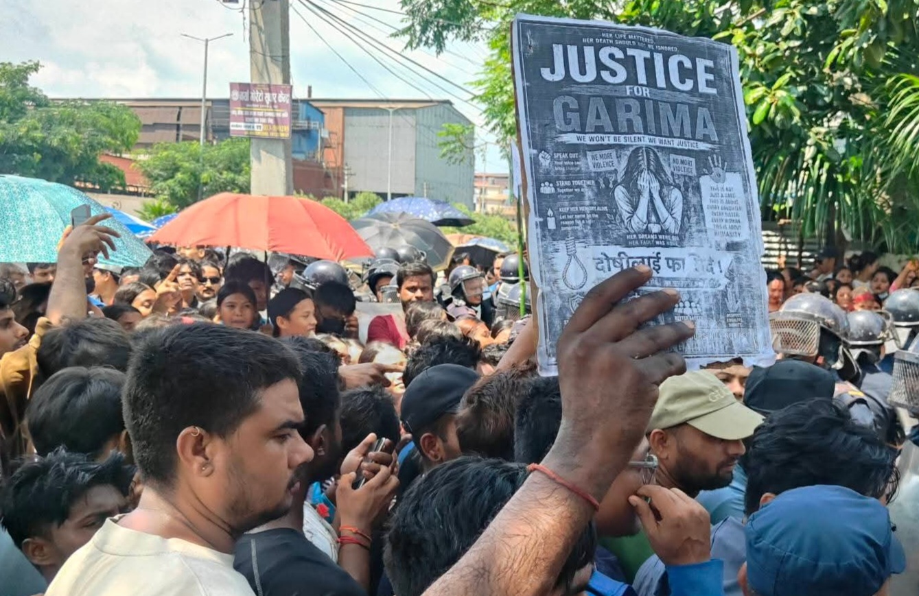 सिमरा बालिका हत्याको विरोधमा प्रदर्शन उग्र, इलाका प्रहरी कार्यालय घेराउ