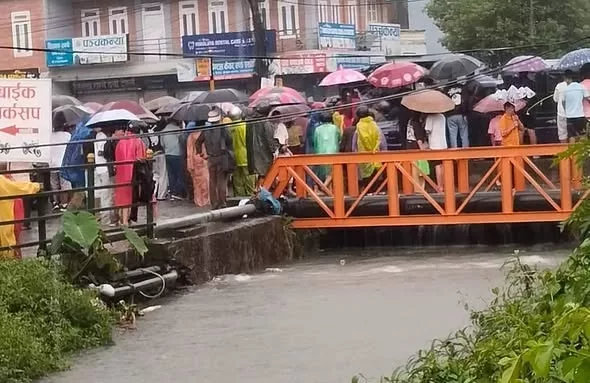 पोखरामा भेलले बगाउँदा आमा-छोरीको मृत्यु