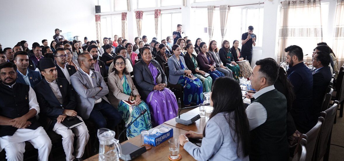 सांसद र मन्त्रीलाई संयमित भएर प्रस्तुत हुन लामिछानेको निर्देशन