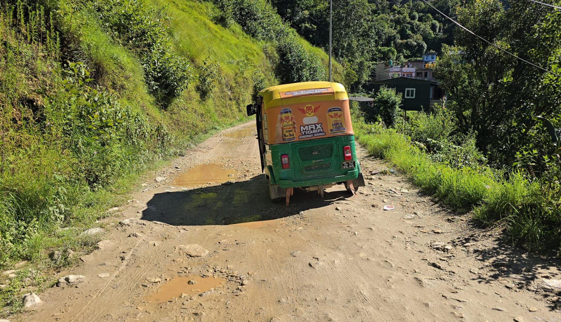 ९ वर्षपछि ओखलढुङ्गा–रुम्जाटार सडक पुनः कालोपत्र गरिँदै