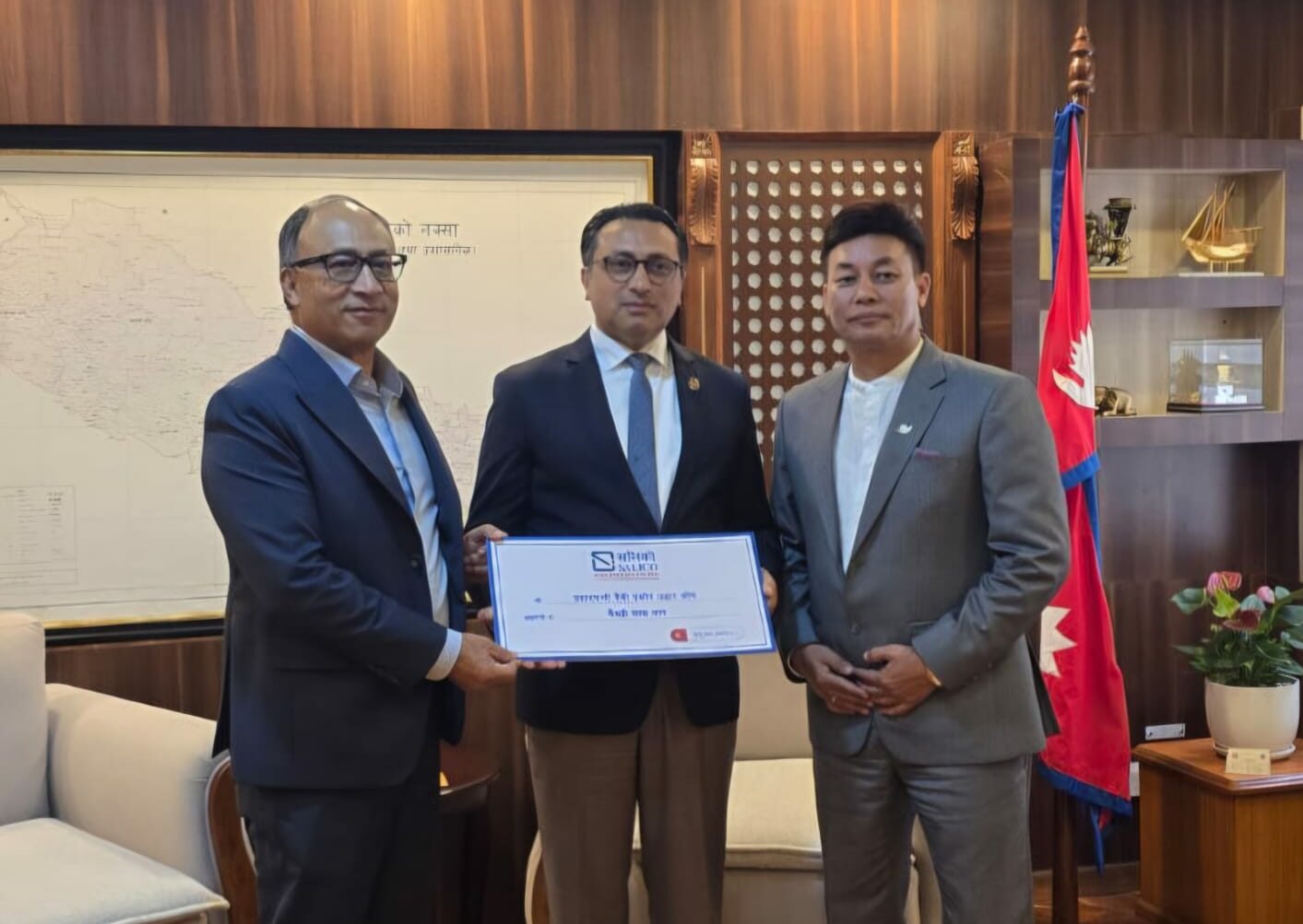 भोटेकोशी बाढीपीडितको राहत तथा उद्धारका लागि सगरमाथा लुम्बिनी इन्स्योरेन्सको ६२ लाख सहयोग