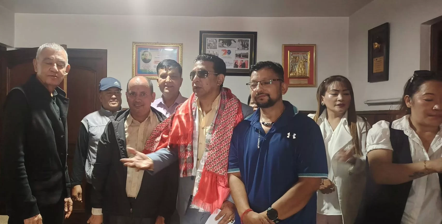 दीपक मनाङे नेपाली कांग्रेसकाे देउवा समूहमा प्रवेश