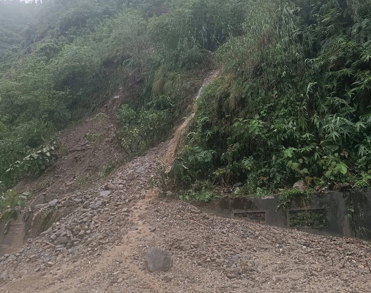 अविरल वर्षाले देशभरका राजमार्ग प्रभावित, दर्जनौँ सडकखण्ड अवरुद्ध