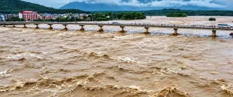 जलसतहले रेकर्ड ब्रेक गरेपछि नारायणी पुलमा गाडी चलाउन प्रतिबन्ध
