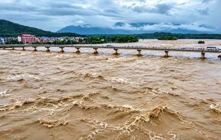 जलसतहले रेकर्ड ब्रेक गरेपछि नारायणी पुलमा गाडी चलाउन प्रतिबन्ध