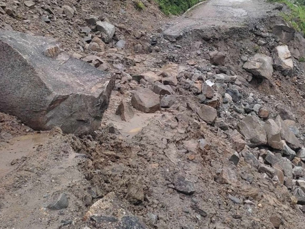 अविरल वर्षाले देशभरका प्रमुख राजमार्ग अवरुद्ध, कहाँको अवस्था कस्तो ?
