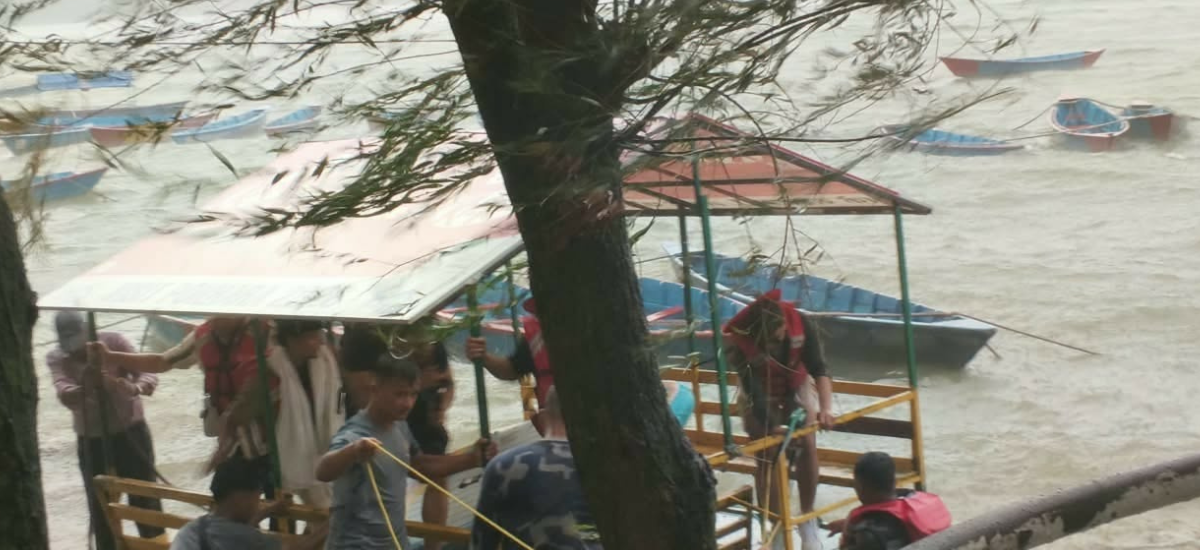 पोखराको फेवातालमा फसेका  सातजनाको सकुशल उद्धार