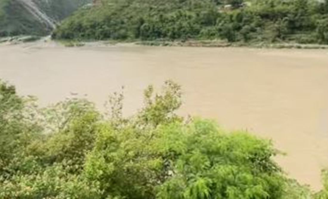 सुनकोसी नदीमा जीप खस्दा तीनजनाको मृत्यु, तीन बेपत्ता