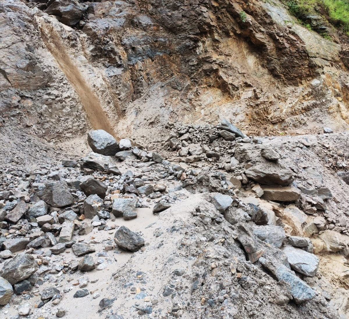 कर्णाली राजमार्ग अवरुद्ध, गगने खोलामा लगातार पहिरो
