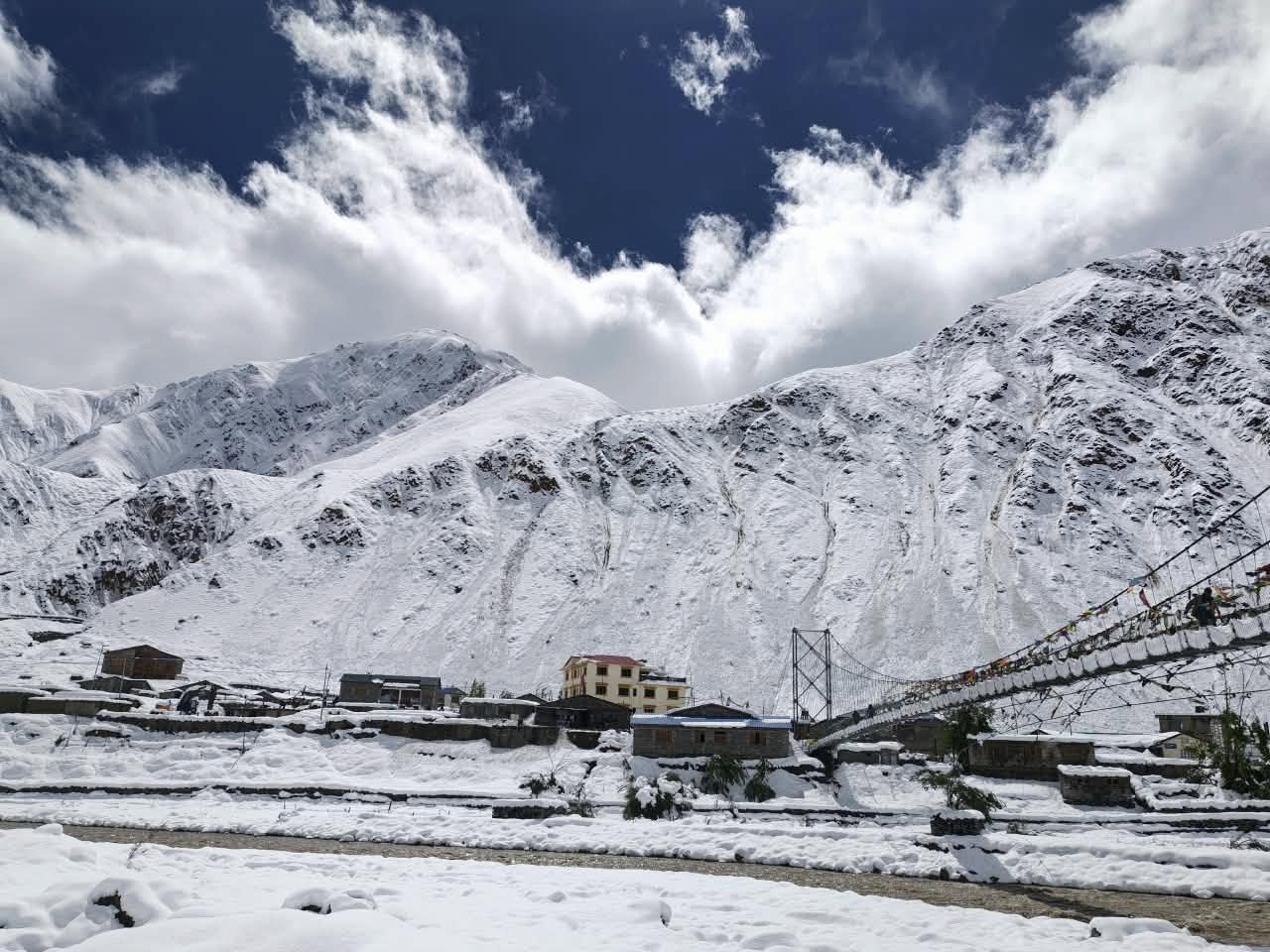 हिल्सा सडकखण्डमा जमेको हिउँ पन्छाउन सुरु